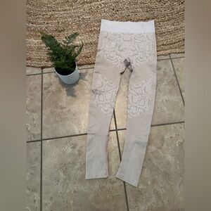 SEAMLESS PATTERN LEGGINGS